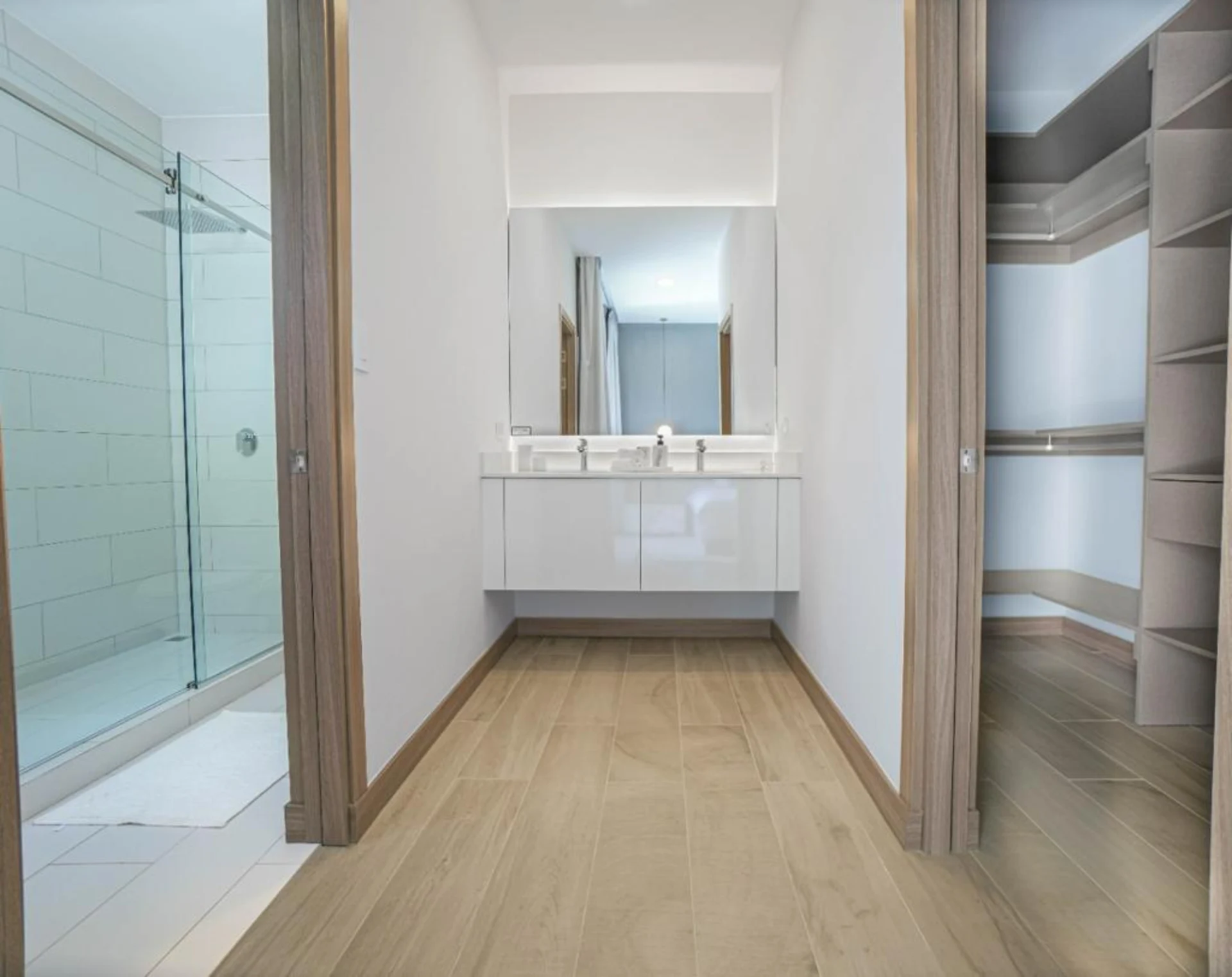 Baño walking closet. Casas en venta en condominio Santa Ana Urbano. Santa Ana.