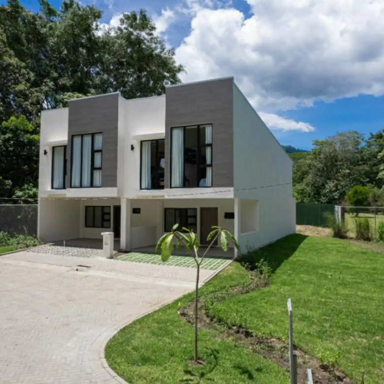 Fachada. Casas en venta en condominio Santa Ana Urbano. Santa Ana.