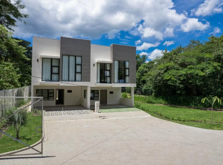 Fachada. Casas en venta en condominio Santa Ana Urbano. Santa Ana.