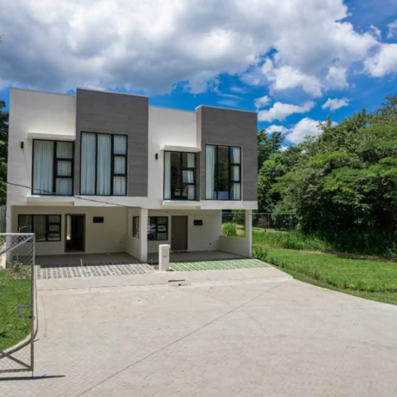 Fachada. Casas en venta en condominio Santa Ana Urbano. Santa Ana.