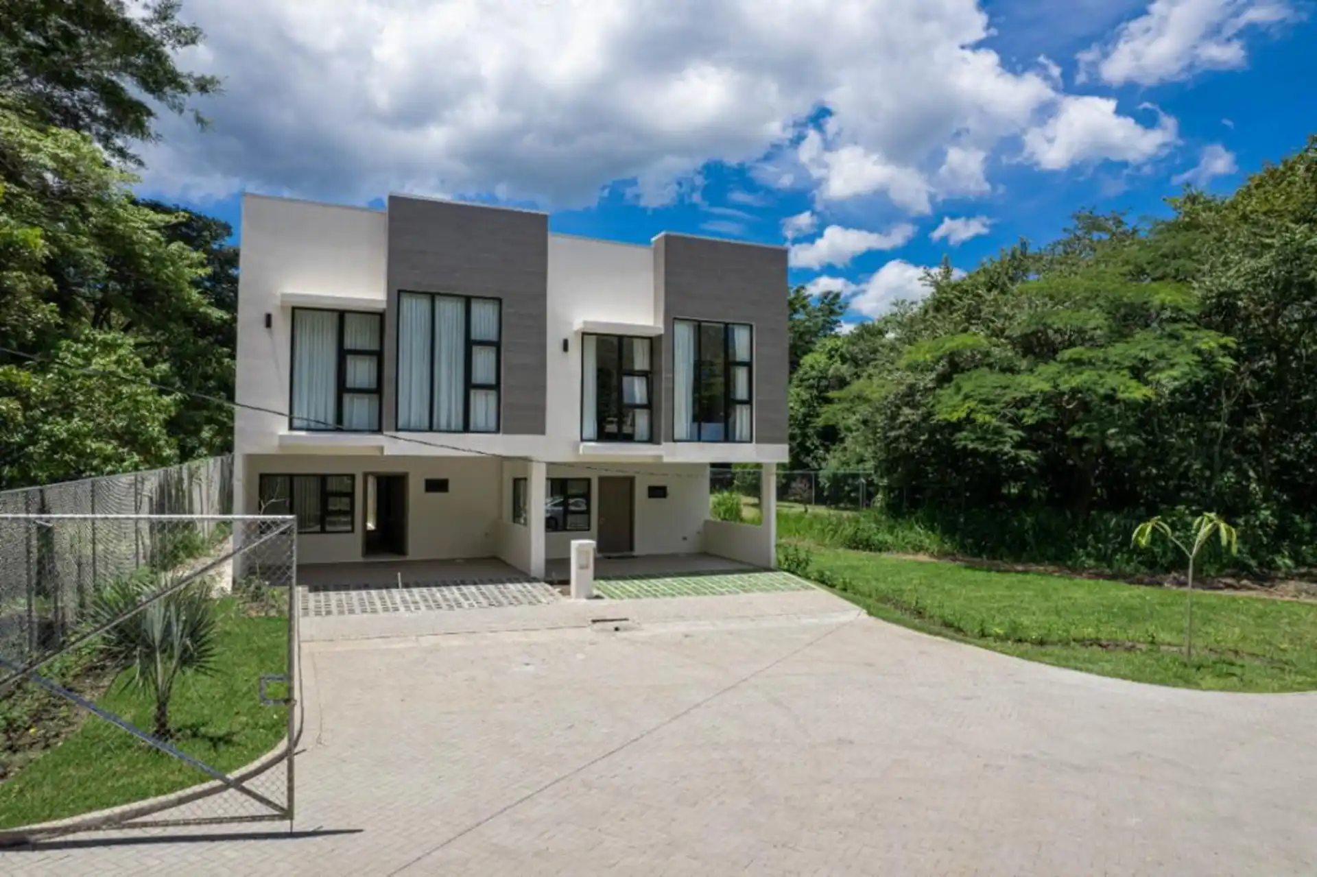 Fachada. Casas en venta en condominio Santa Ana Urbano. Santa Ana.