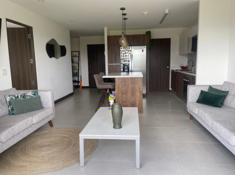 Sala, cocina. Apartamento en alquiler en Bosques del Café, Guachipelín, Escazú.