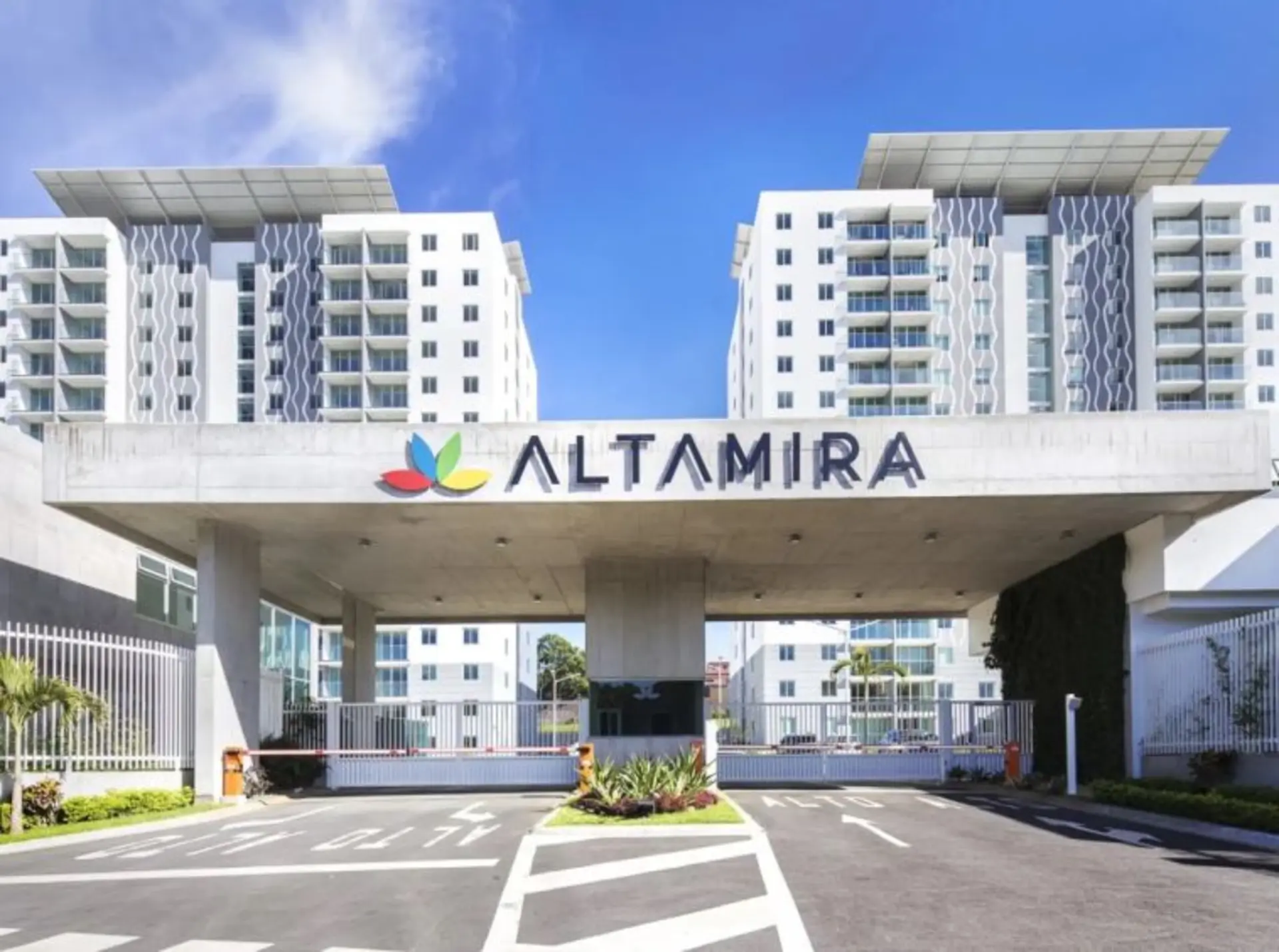 Entrada Cond. Apartamento en alquiler en condominio ALTAMIRA, San Pablo, Heredia.