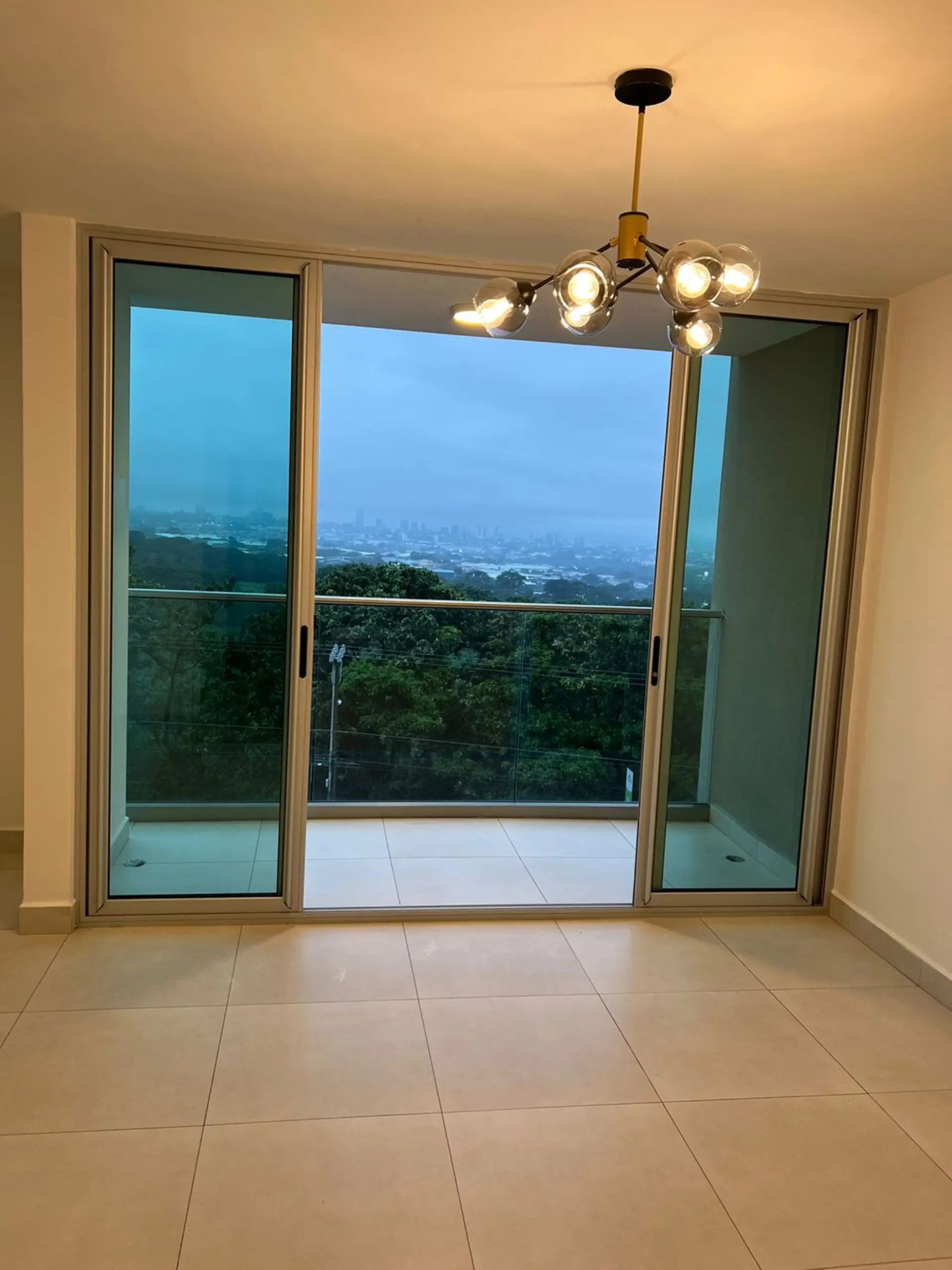 Sala. Apartamento en alquiler en condominio ALTAMIRA, San Pablo, Heredia.