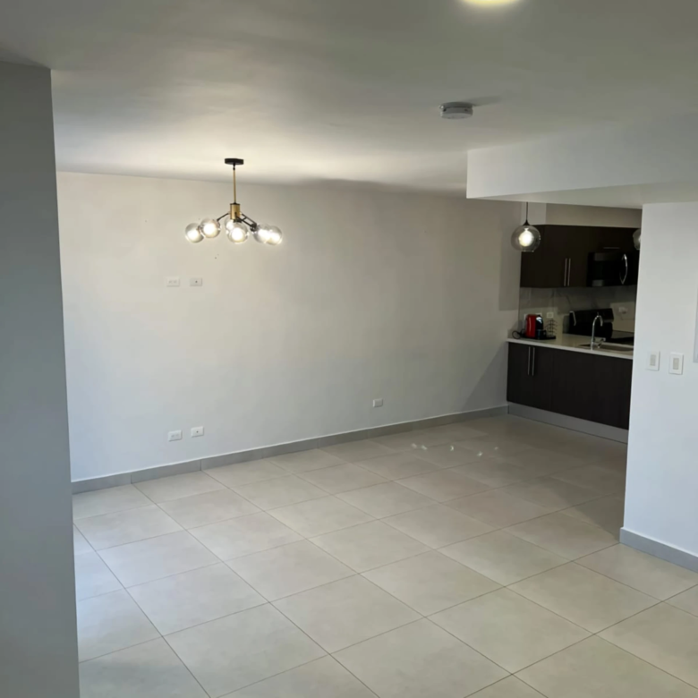 Comedor. Apartamento en alquiler en condominio ALTAMIRA, San Pablo, Heredia.