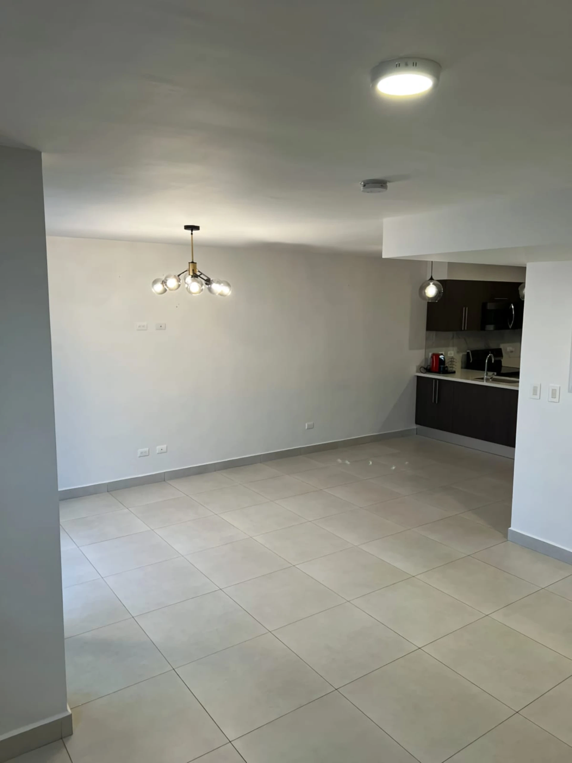 Comedor. Apartamento en alquiler en condominio ALTAMIRA, San Pablo, Heredia.