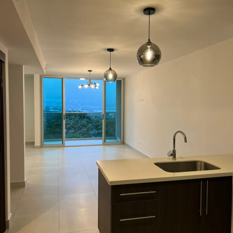 Sala-Comedor-Cocina. Apartamento en alquiler en condominio ALTAMIRA, San Pablo, Heredia.