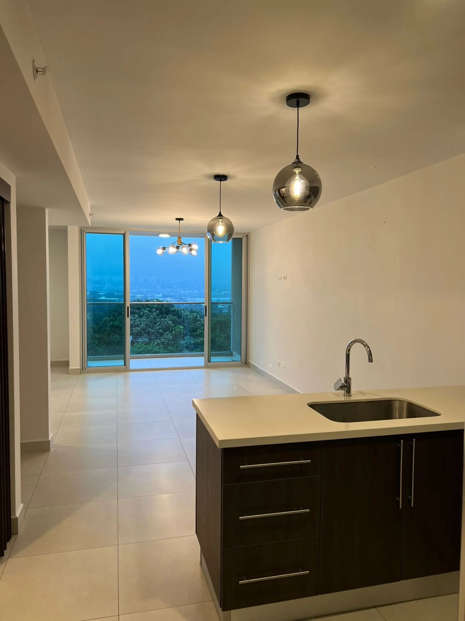 Sala-Comedor-Cocina. Apartamento en alquiler en condominio ALTAMIRA, San Pablo, Heredia.