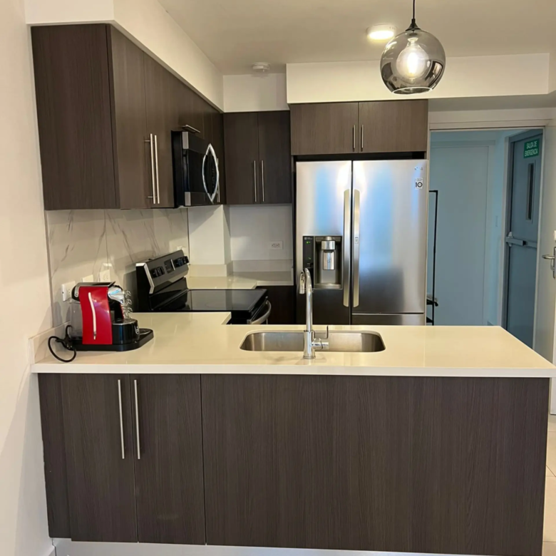 Cocina. Apartamento en alquiler en condominio ALTAMIRA, San Pablo, Heredia.