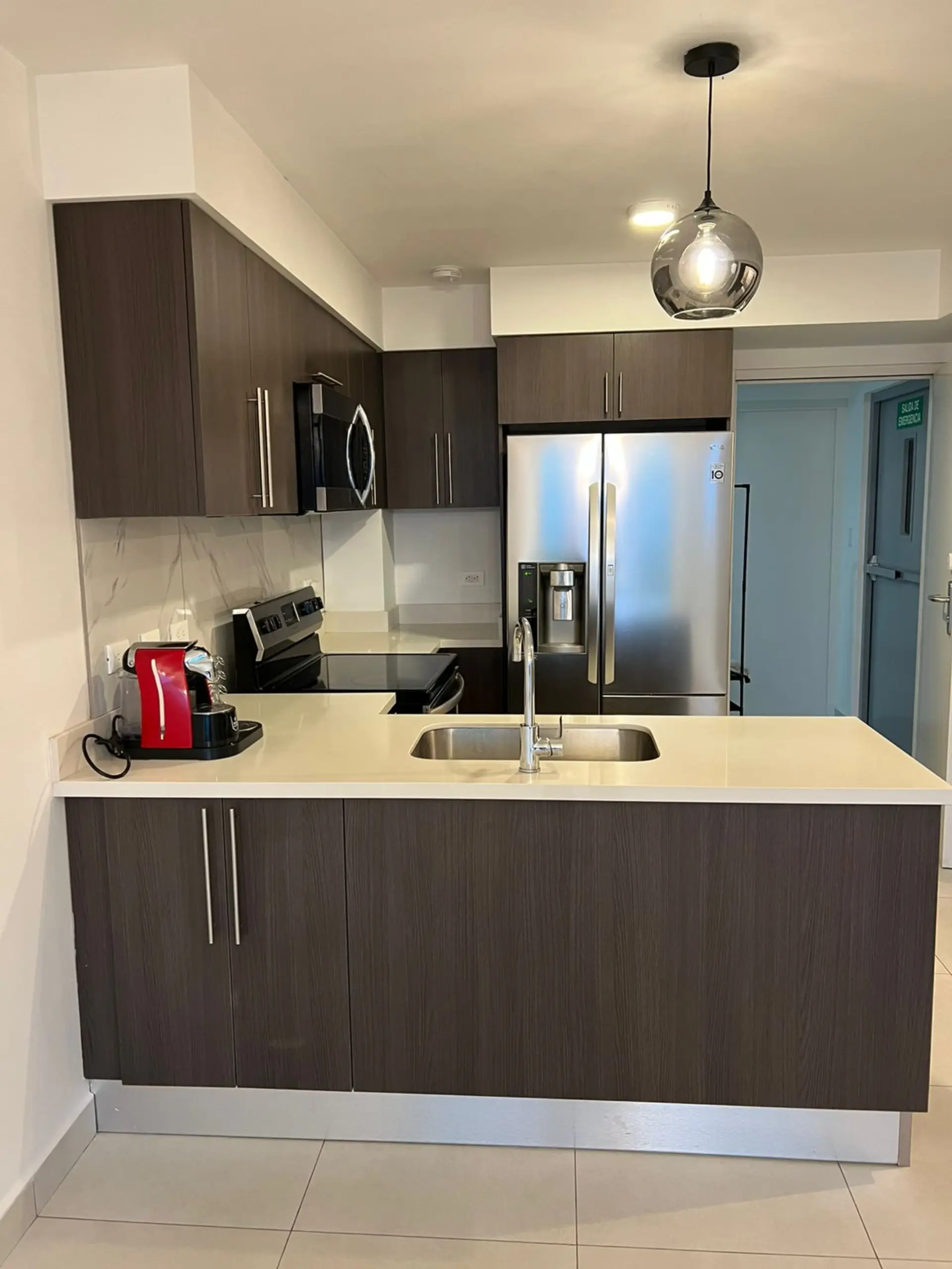 Cocina. Apartamento en alquiler en condominio ALTAMIRA, San Pablo, Heredia.
