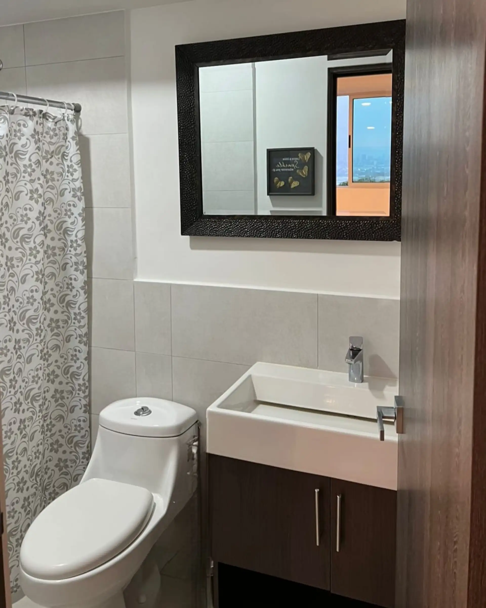 Baño. Apartamento en alquiler en condominio ALTAMIRA, San Pablo, Heredia.