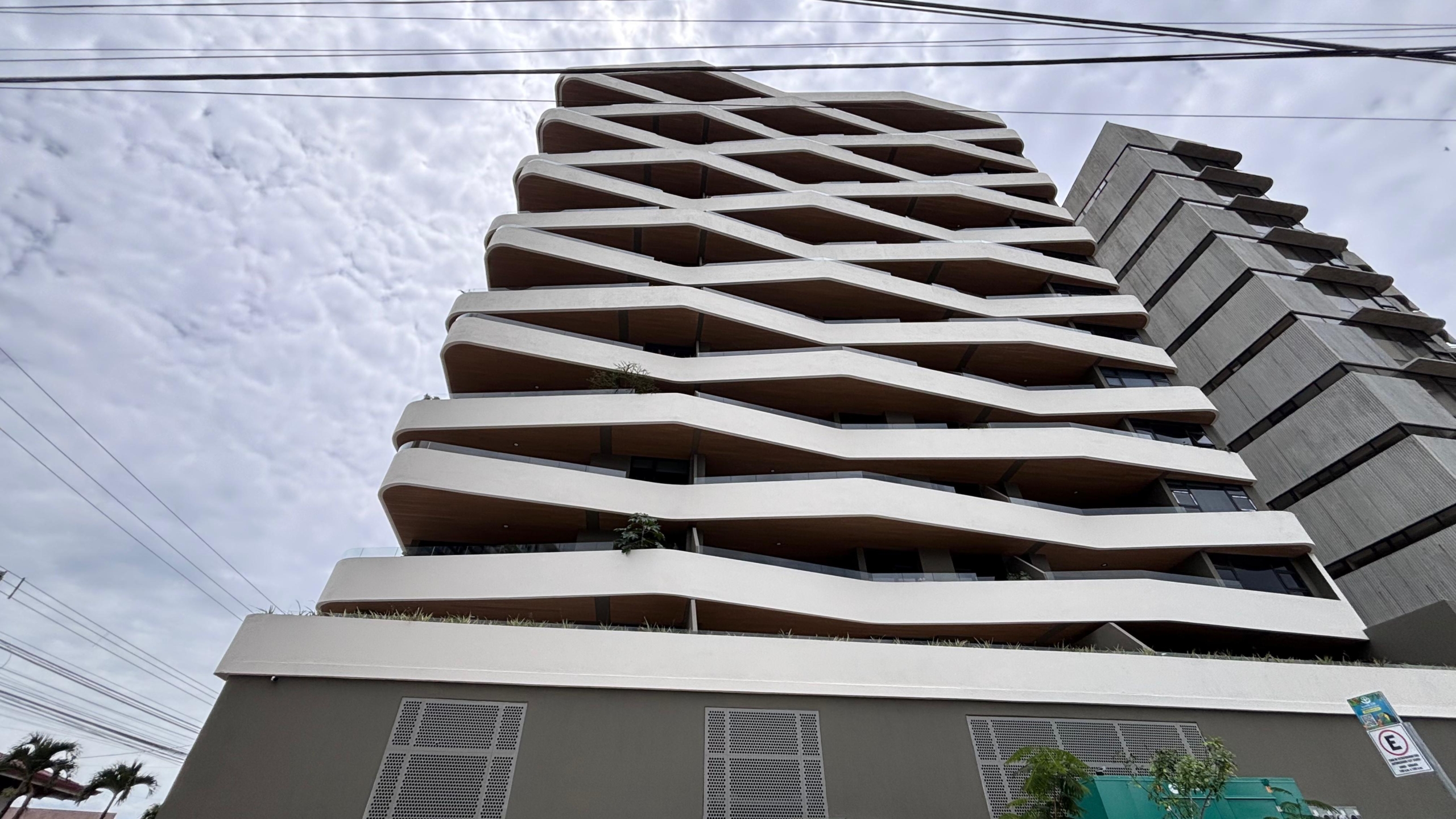Fachada lateral. Apartamentos en alquiler en Alterego Nunciatura, Rohrmoser, San José.