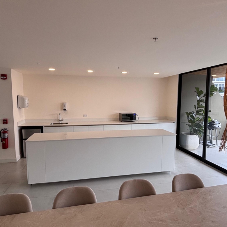 Salón usó múltiple. Apartamentos en alquiler en Alterego Nunciatura, Rohrmoser, San José.