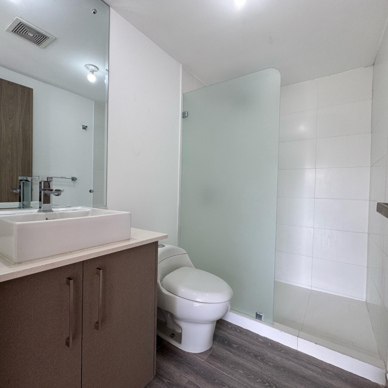 Baño. Apartamentos en venta en Rohrmoser, San José.