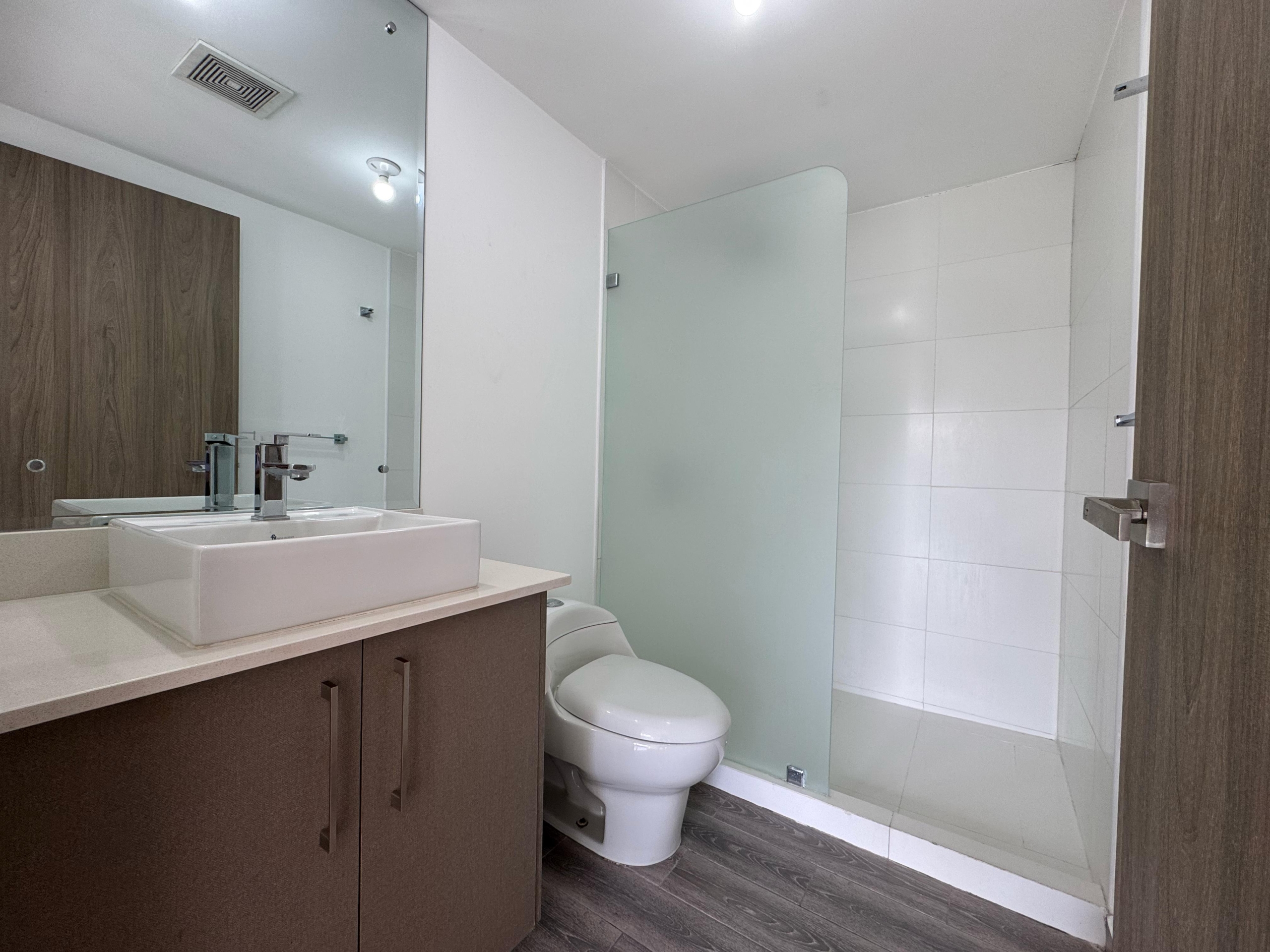 Baño. Apartamentos en venta en Rohrmoser, San José.