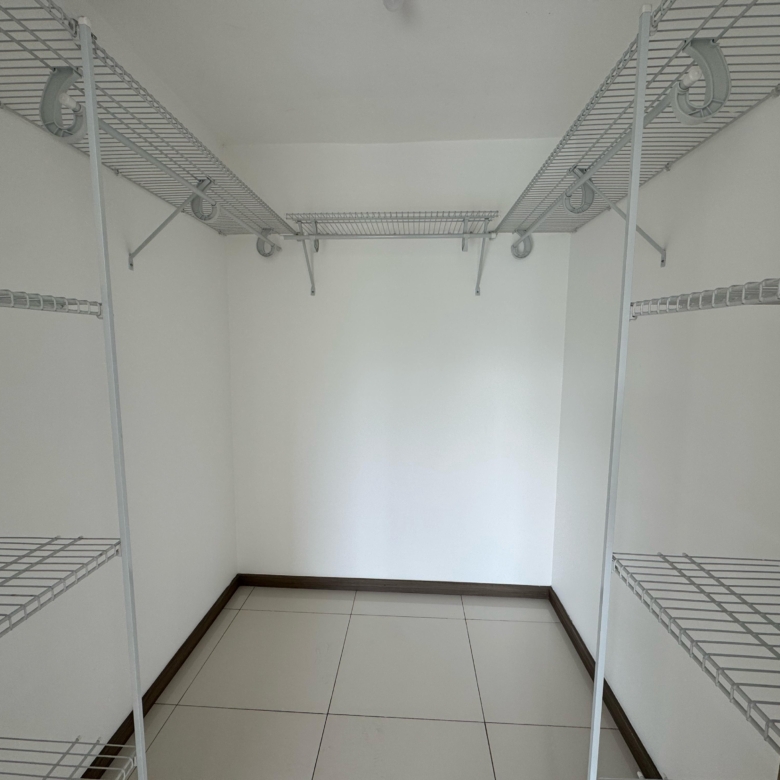 Closet. Apartamentos en venta en Rohrmoser, San José.