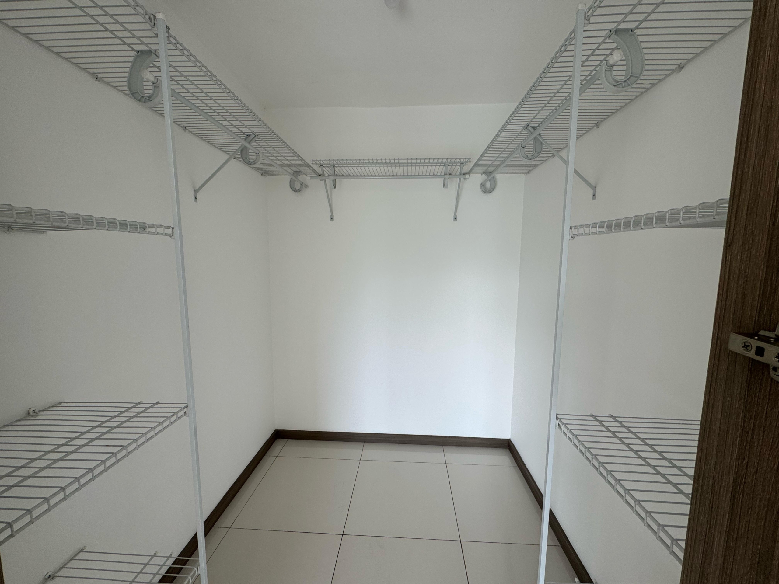 Closet. Apartamentos en venta en Rohrmoser, San José.