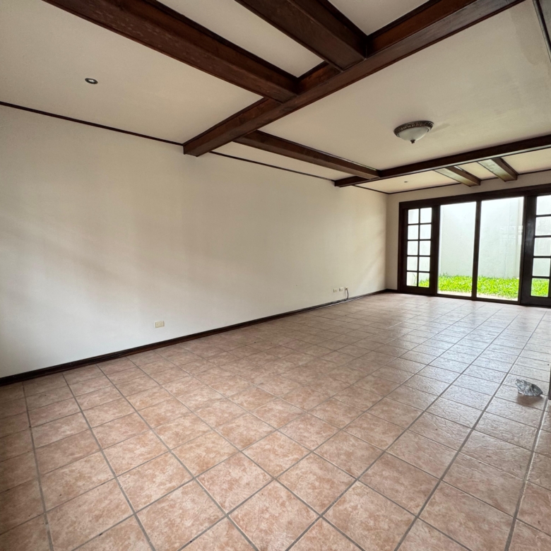 Sala/comedor. Casa en venta en residencial Loma Real. Guachipelín, Escazú, San José.