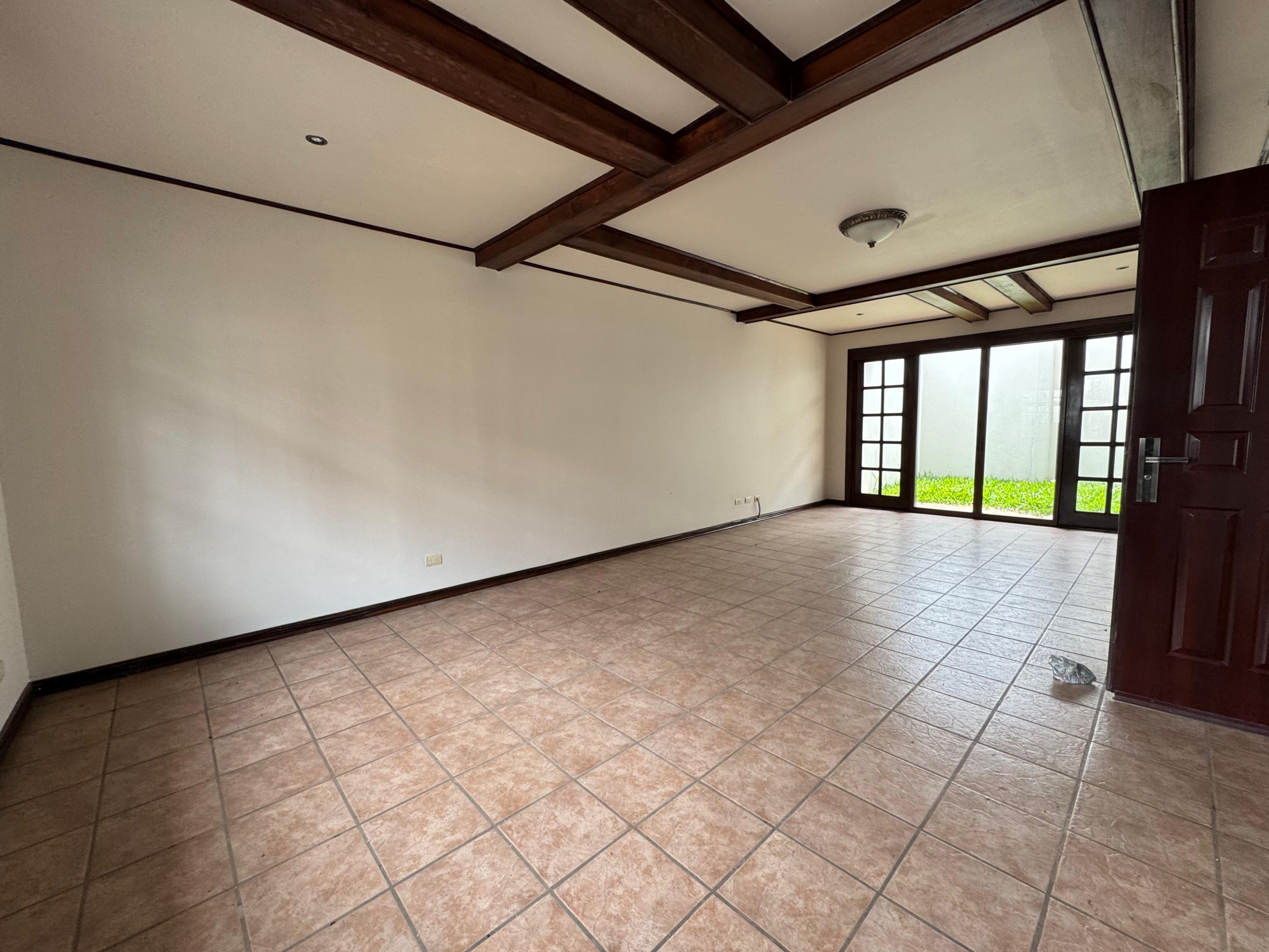 Sala/comedor. Casa en venta en residencial Loma Real. Guachipelín, Escazú, San José.