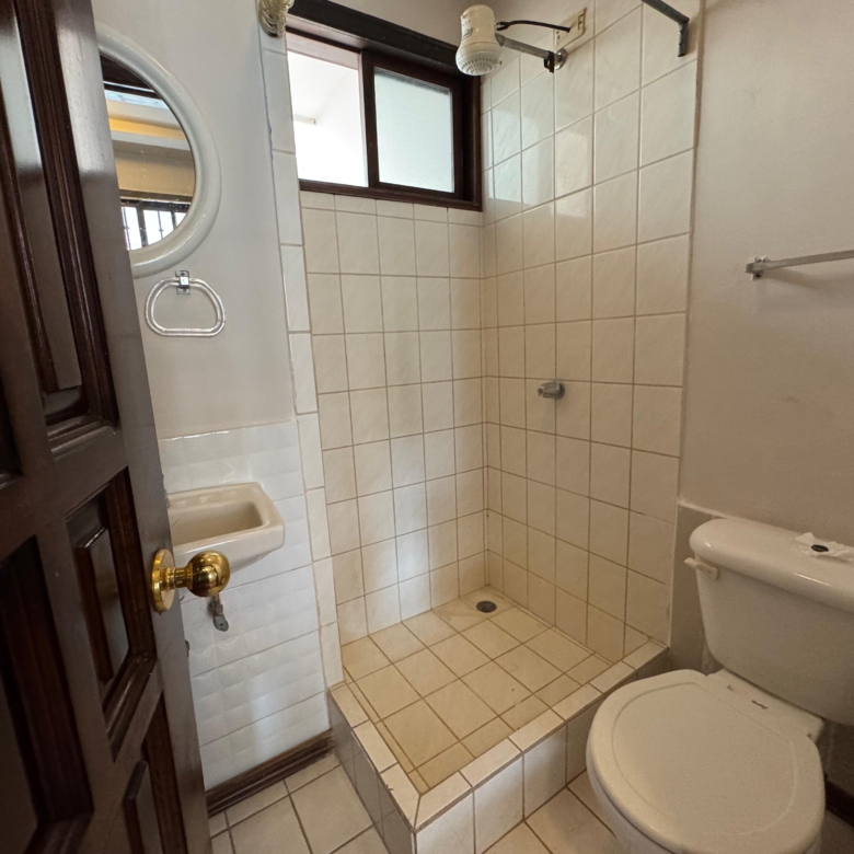 Baño de servicio. Casa en venta en residencial Loma Real. Guachipelín, Escazú, San José.