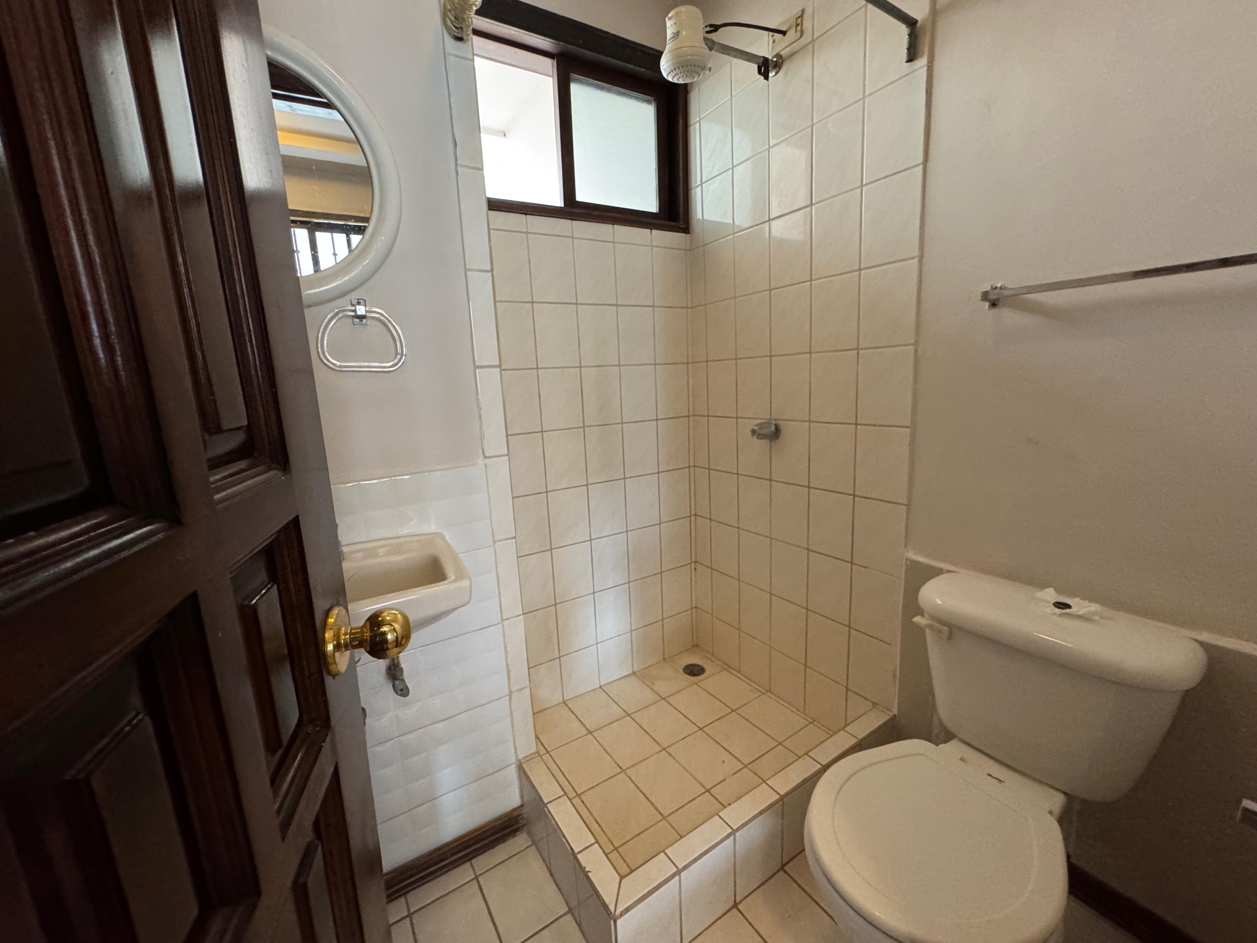 Baño de servicio. Casa en venta en residencial Loma Real. Guachipelín, Escazú, San José.