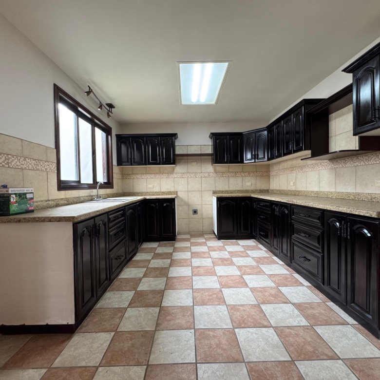 Cocina. Casa en venta en residencial Loma Real. Guachipelín, Escazú, San José.