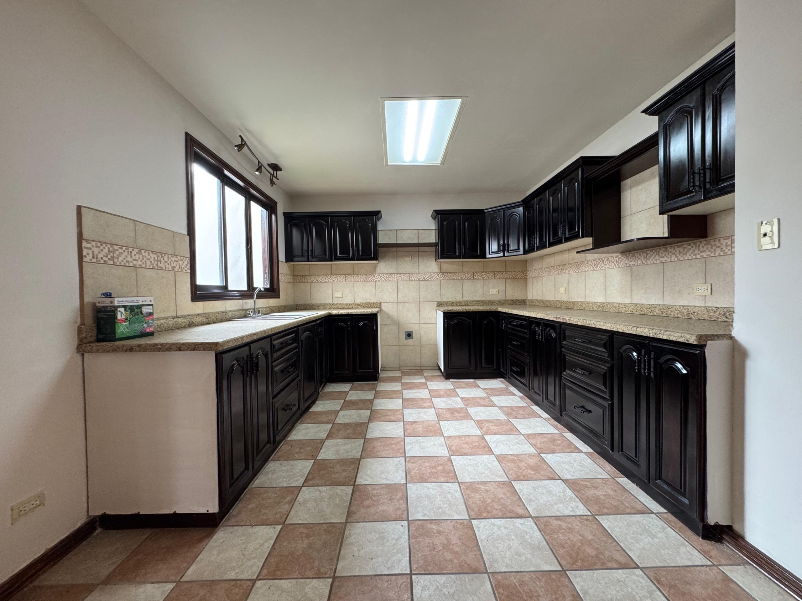 Cocina. Casa en venta en residencial Loma Real. Guachipelín, Escazú, San José.