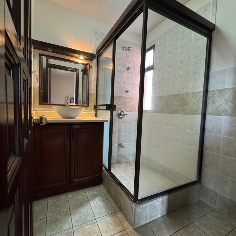 Baño secundario. Casa en venta en residencial Loma Real. Guachipelín, Escazú, San José.