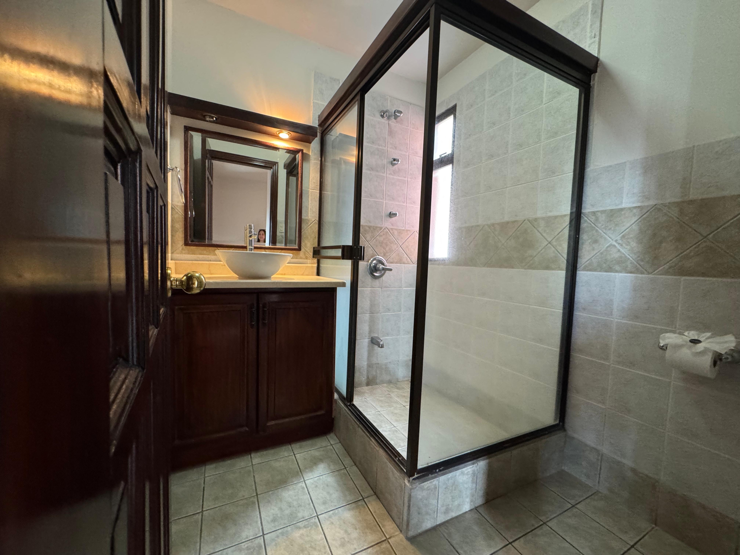 Baño secundario. Casa en venta en residencial Loma Real. Guachipelín, Escazú, San José.