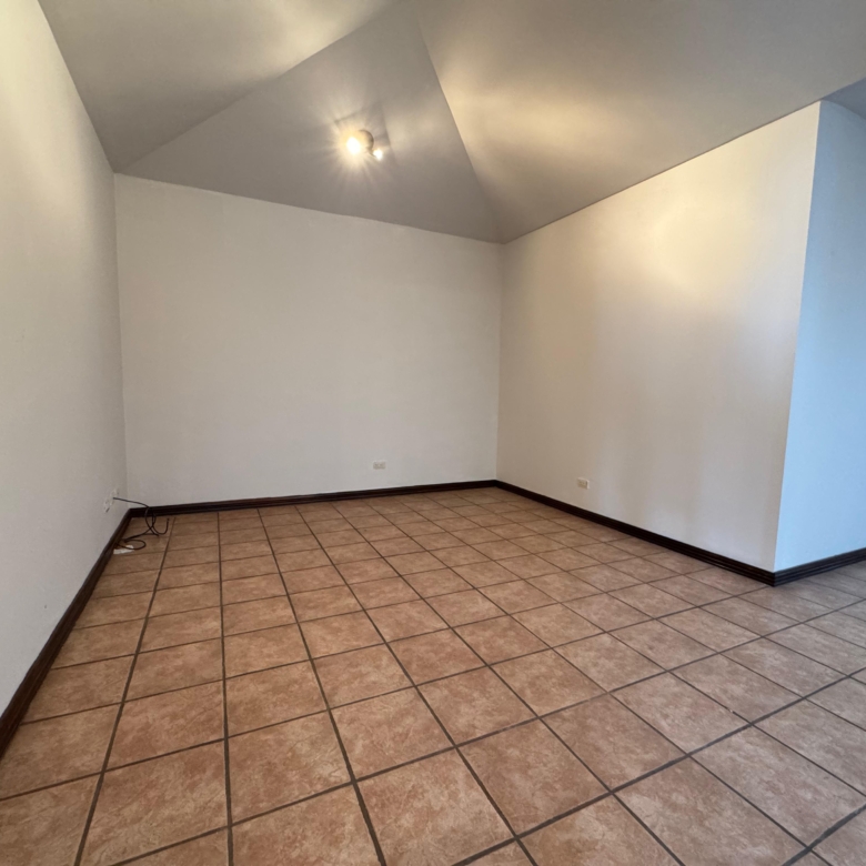 Sala de TV. Casa en venta en residencial Loma Real. Guachipelín, Escazú, San José.