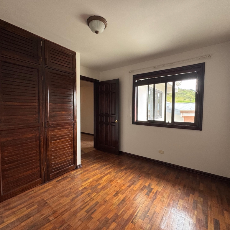 Habitación 2. Casa en venta en residencial Loma Real. Guachipelín, Escazú, San José.