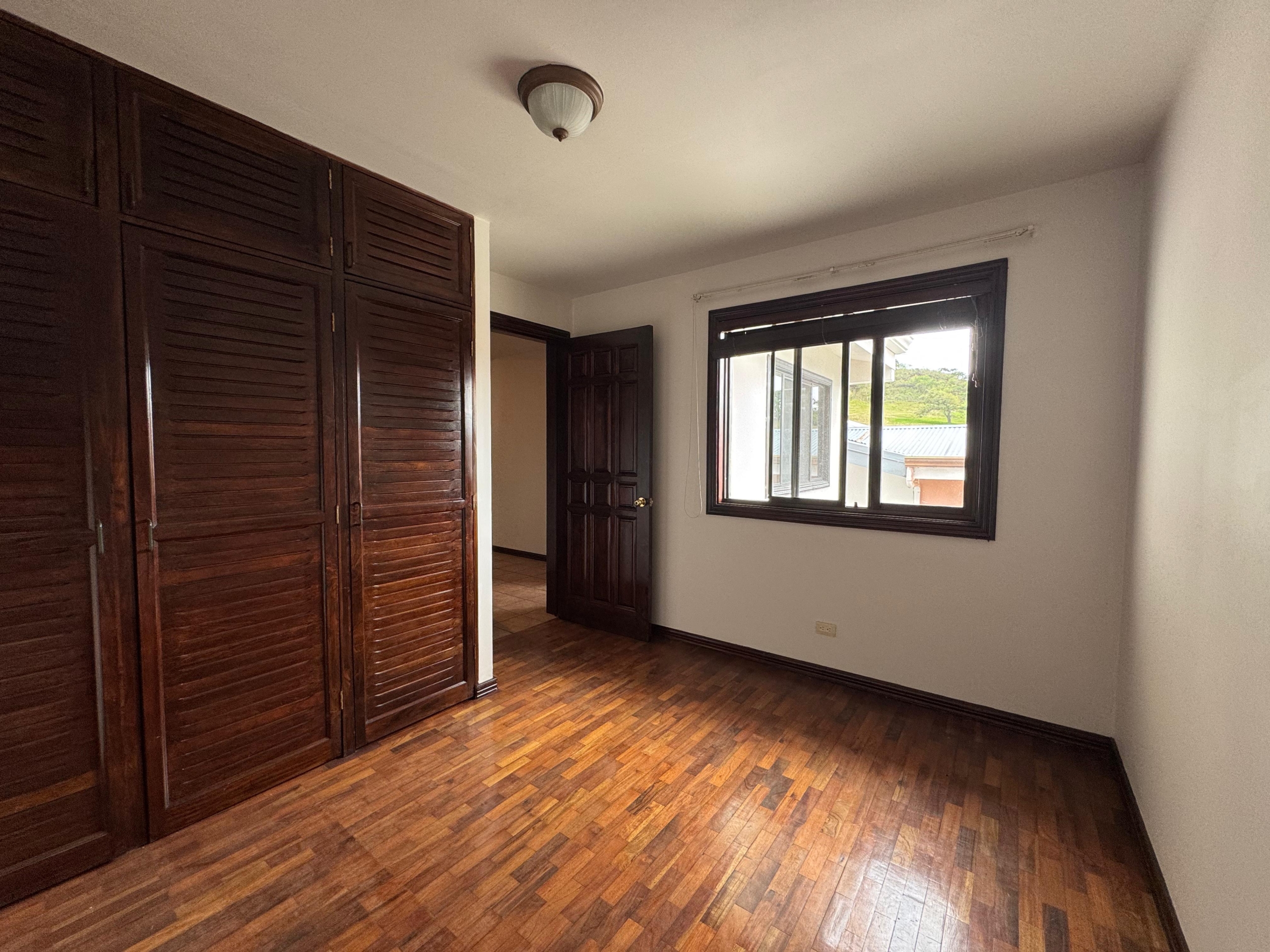 Habitación 2. Casa en venta en residencial Loma Real. Guachipelín, Escazú, San José.