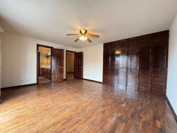 Habitación principal. Casa en venta en residencial Loma Real. Guachipelín, Escazú, San José.