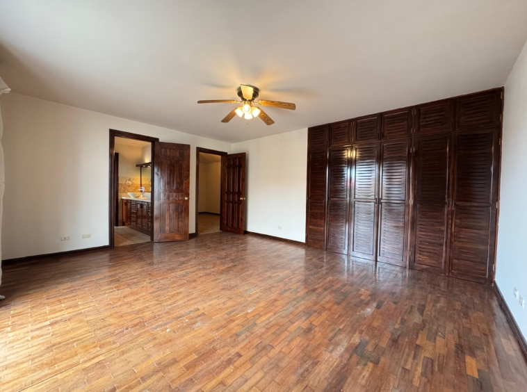 Habitación principal. Casa en venta en residencial Loma Real. Guachipelín, Escazú, San José.