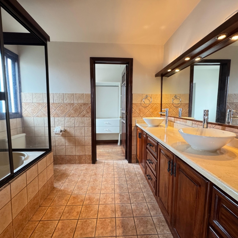 Baño principal. Casa en venta en residencial Loma Real. Guachipelín, Escazú, San José.