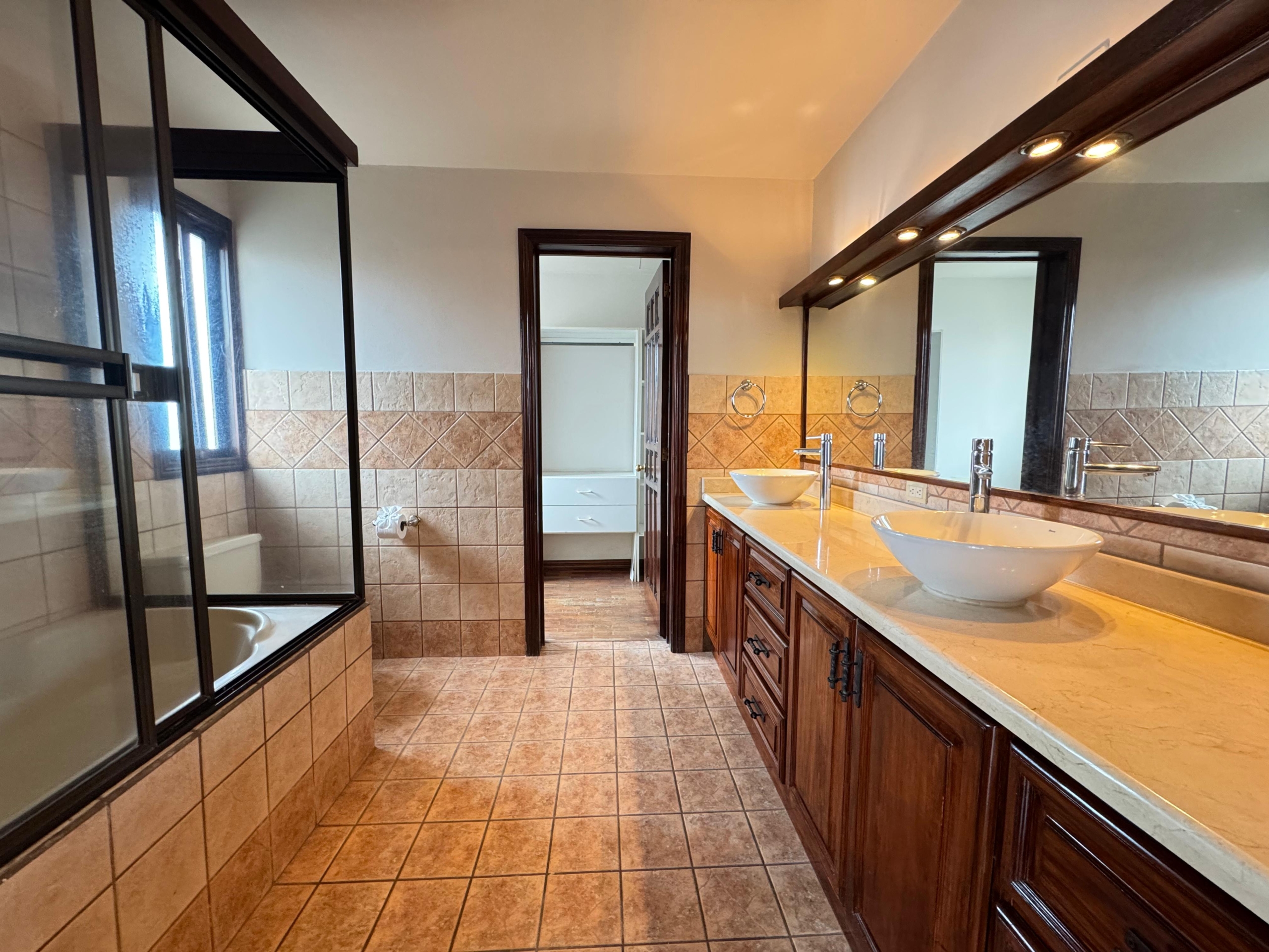 Baño principal. Casa en venta en residencial Loma Real. Guachipelín, Escazú, San José.