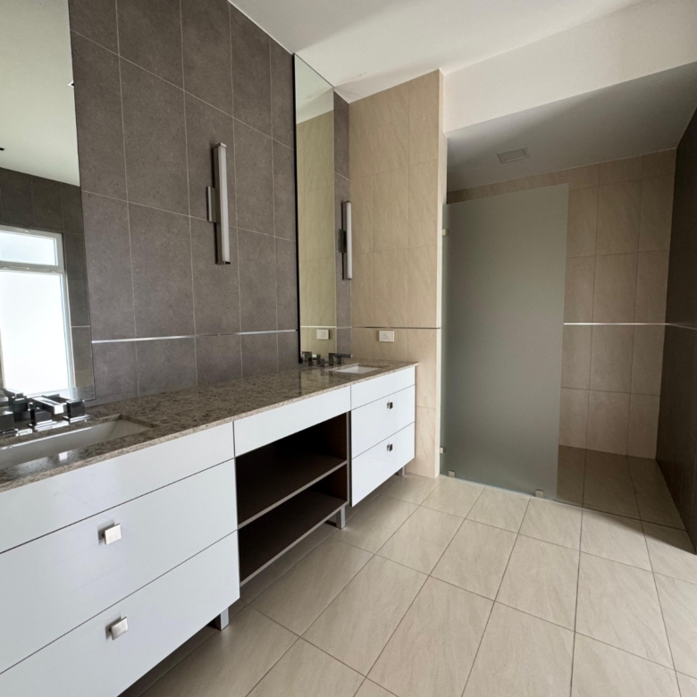 Baño principal. Casa en venta en condominio Verdi. Lindora, Santa Ana, San José.