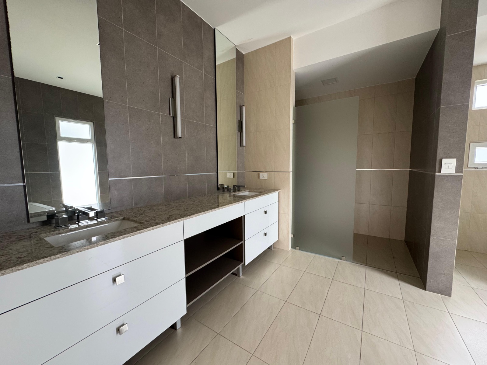 Baño principal. Casa en venta en condominio Verdi. Lindora, Santa Ana, San José.