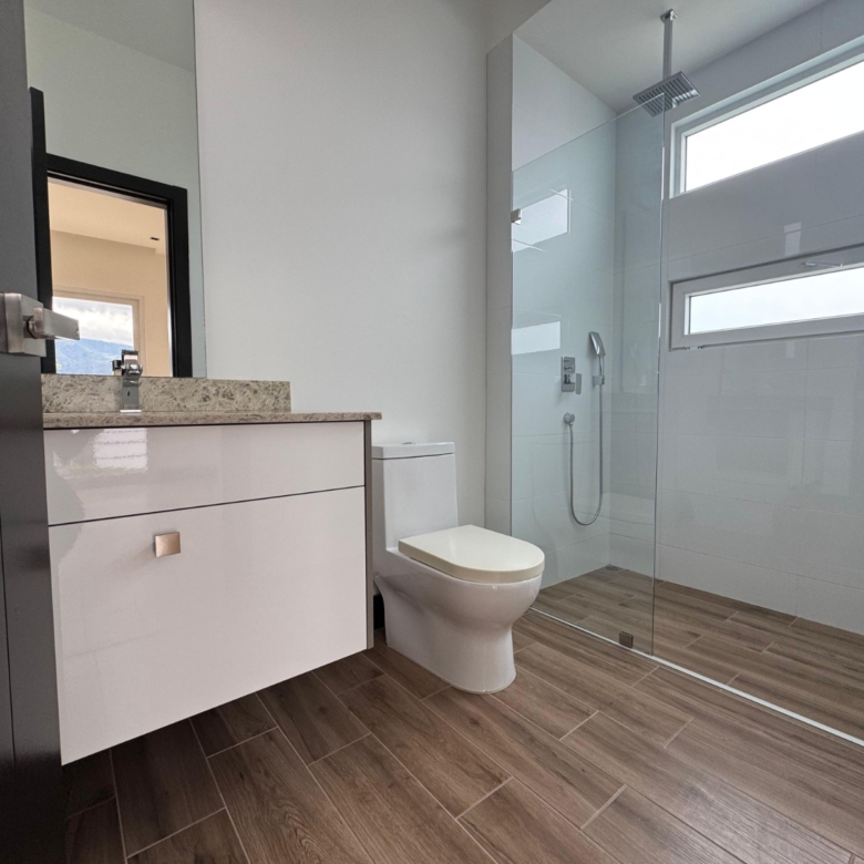 Baño 2. Casa en venta en condominio Verdi. Lindora, Santa Ana, San José.