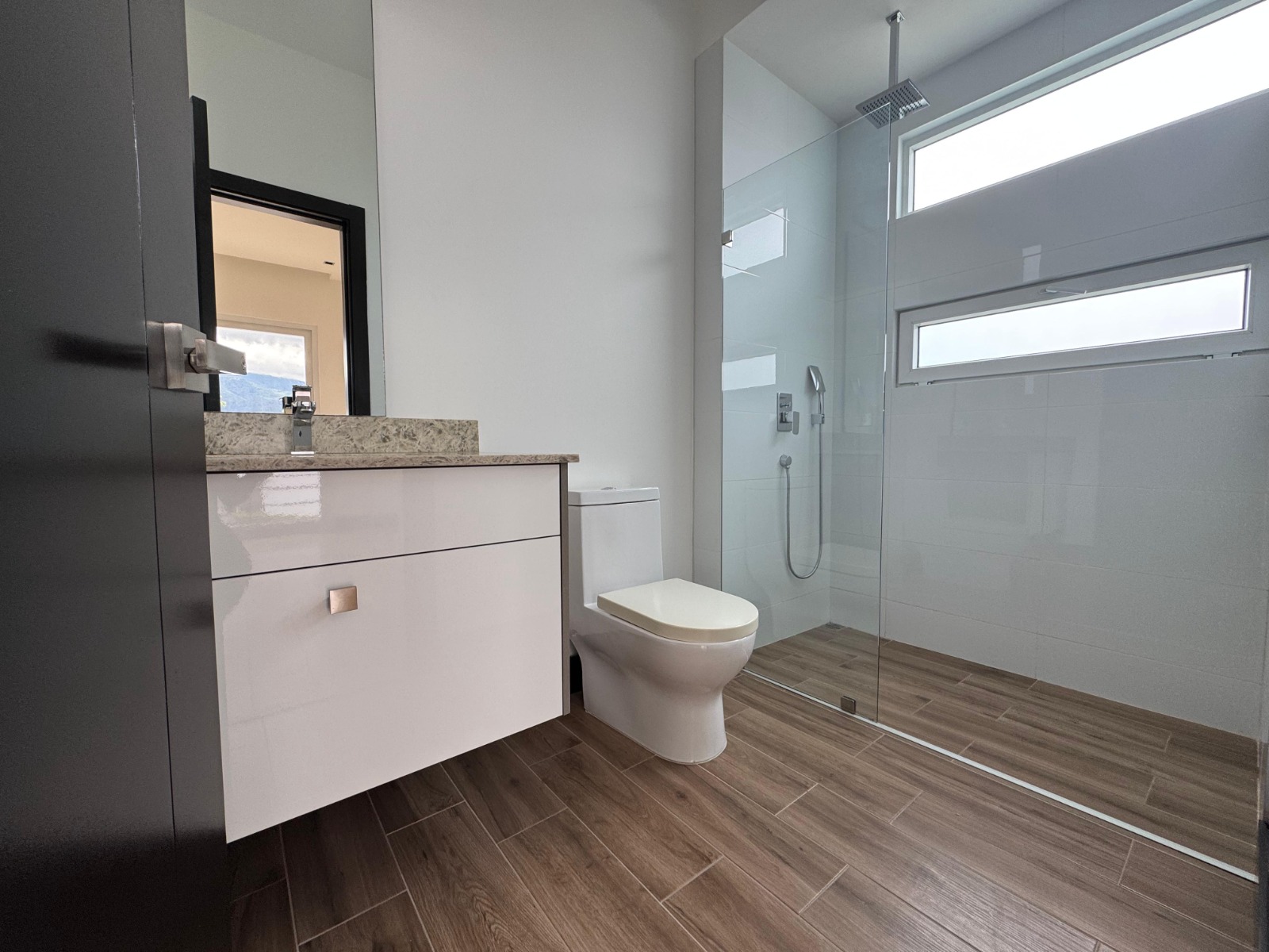 Baño 2. Casa en venta en condominio Verdi. Lindora, Santa Ana, San José.