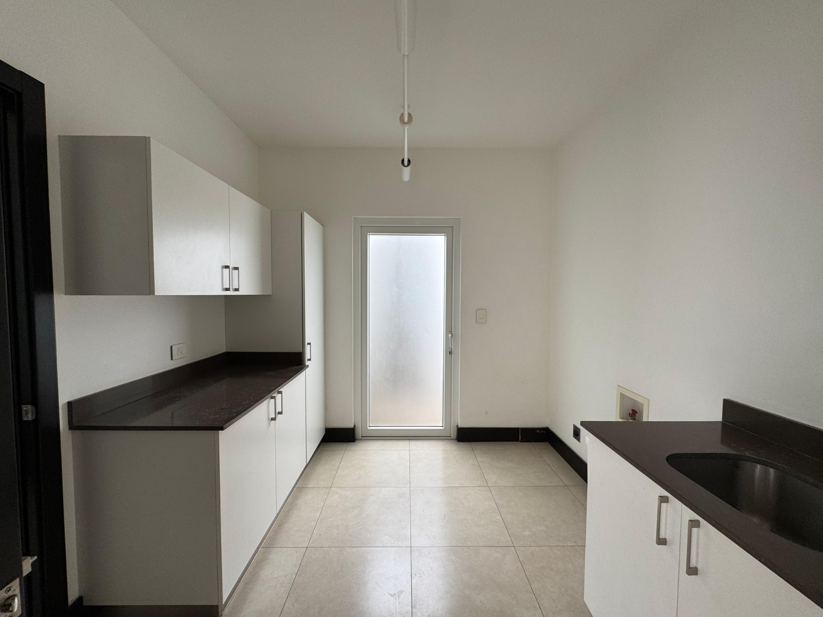 Área de lavado. Casa en venta en condominio Verdi. Lindora, Santa Ana, San José.