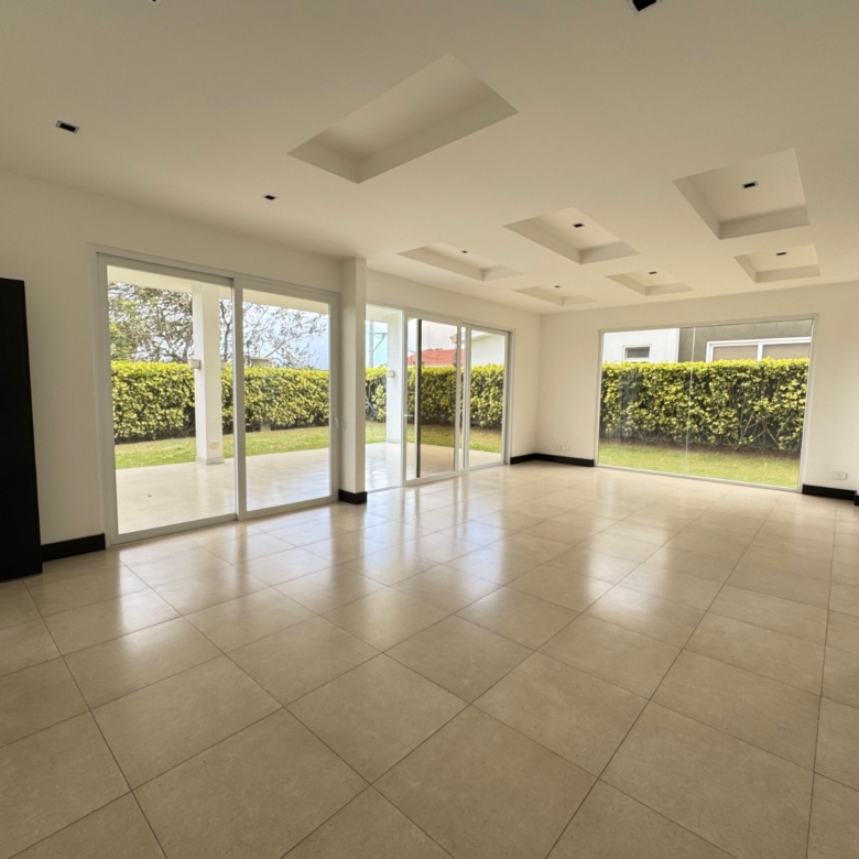 Comedor. Casa en venta en condominio Verdi. Lindora, Santa Ana, San José.
