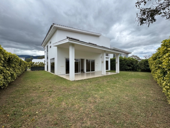 Terraza/Jardín. Casa en venta en condominio Verdi. Lindora, Santa Ana, San José.