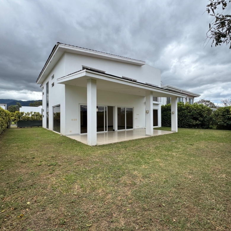 Terraza/Jardín. Casa en venta en condominio Verdi. Lindora, Santa Ana, San José.