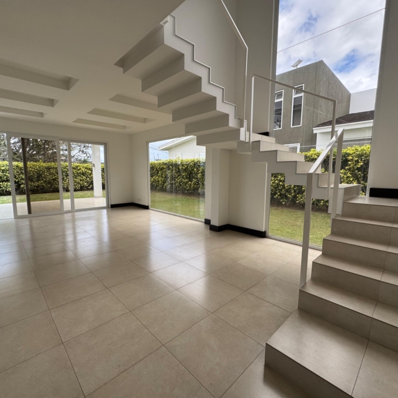 Sala. Casa en venta en condominio Verdi. Lindora, Santa Ana, San José.