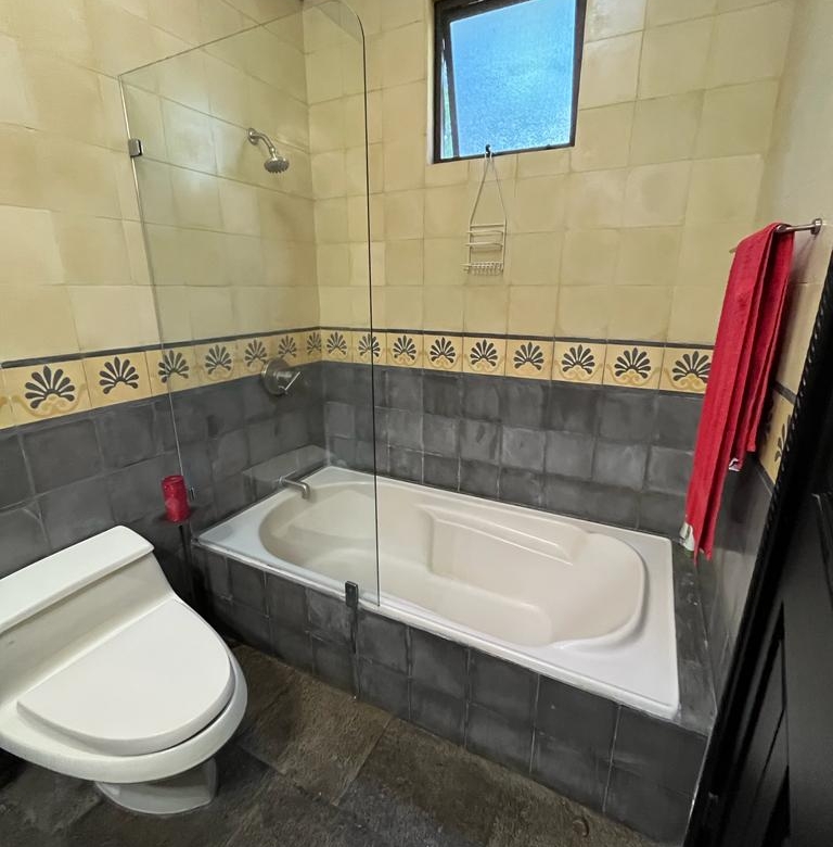 Baño 2. Casa en venta en condominio. La Rivera, Belén, Heredia.