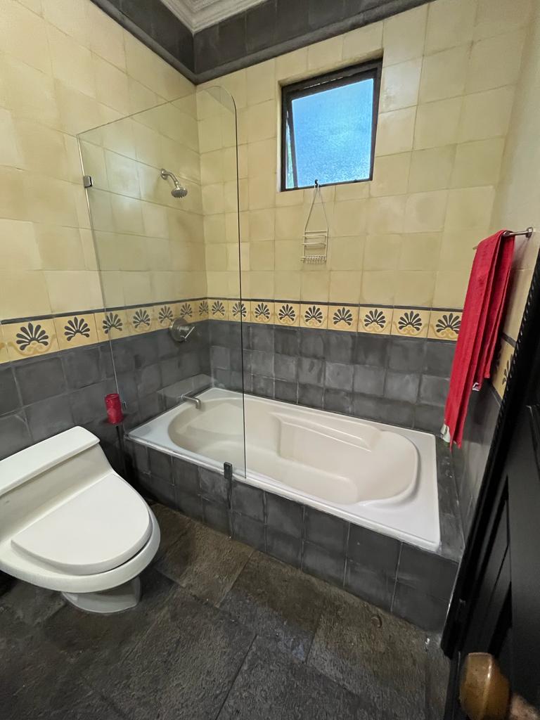 Baño 2. Casa en venta en condominio. La Rivera, Belén, Heredia.