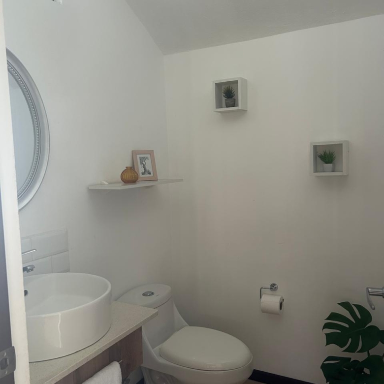 Baño de visitas. Casa en venta en condominio. Pozos, Santa Ana, San José.