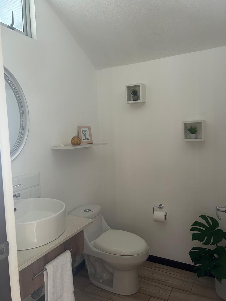 Baño de visitas. Casa en venta en condominio. Pozos, Santa Ana, San José.