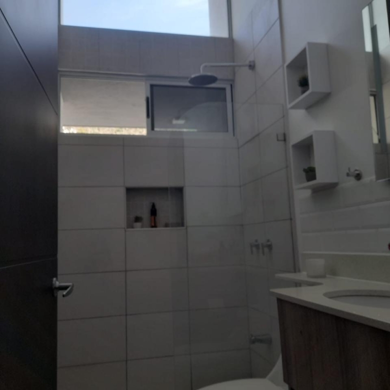 Baño. Casa en venta en condominio. Pozos, Santa Ana, San José.